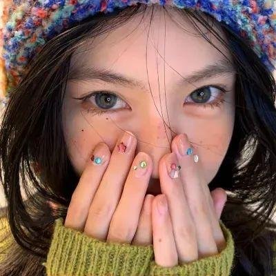 葡萄架下的女神